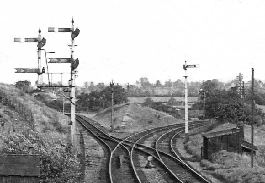 Close up showing the Bearley North Junction and the North Curve arcing to the left and line to Stratford upon Avon on the right