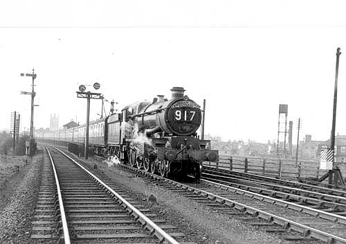 Ex-GWR 4-6-0 Castle class No 5052 'Earl of Radnor' heads the up Cambrian Coast Express near Leamington