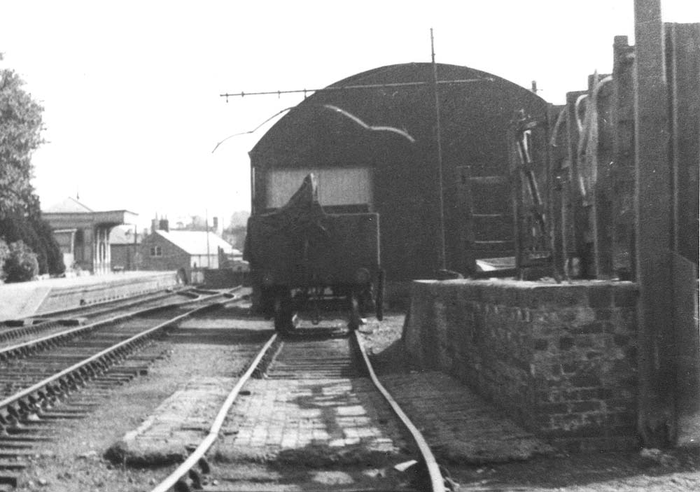 ShipstononStour Station Close up showing how the track adjacent to