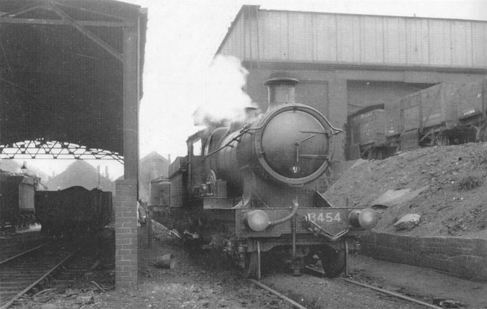 GWR 4-4-0 Bulldog class No 3454 'Skylark' is seen standing alongside Tyseleys two-road coaling station