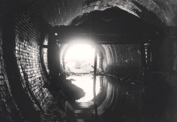 Looking north along the inside of the northern section of Catesby tunnel to the mouth of the portal