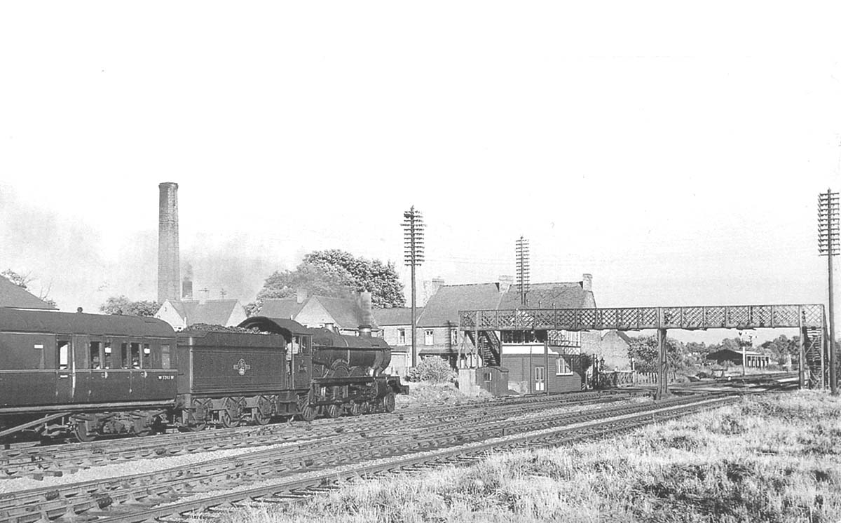 Ex Great Western Railway 4-6-0 4073 or �Castle� class No 5040 Stokesay Castle on a London bound express