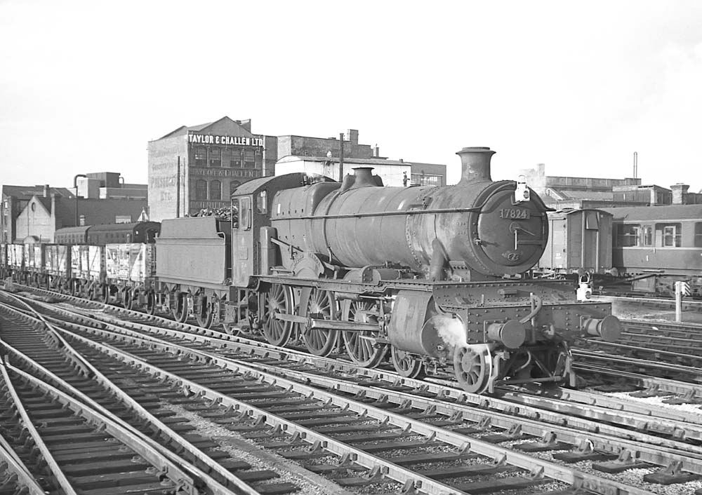 British Railways built 4-6-0 78xx class No 7824 'Iford Manor' passes through Snow Hill with a Type 7 working on 23rd November 1963