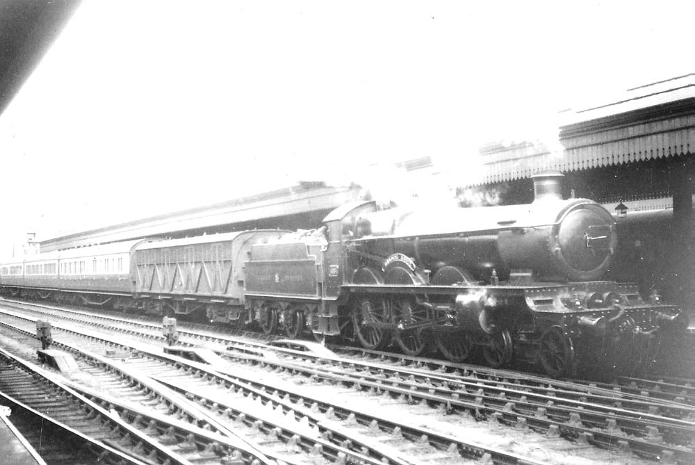 Great Western Railway 4-6-0 No 4064 �Reading Abbey� with an up express is seen adjacent to Platform No 8 in 1934