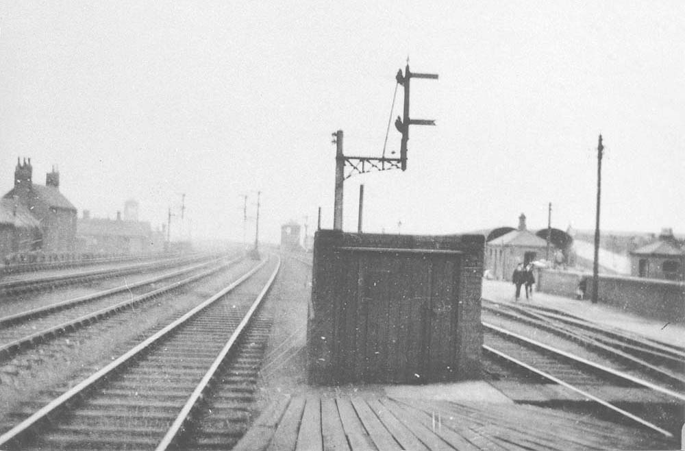 Looking North towards Snow Hill station from the end of the island platform serving the up and down main lines on 26th July 1929