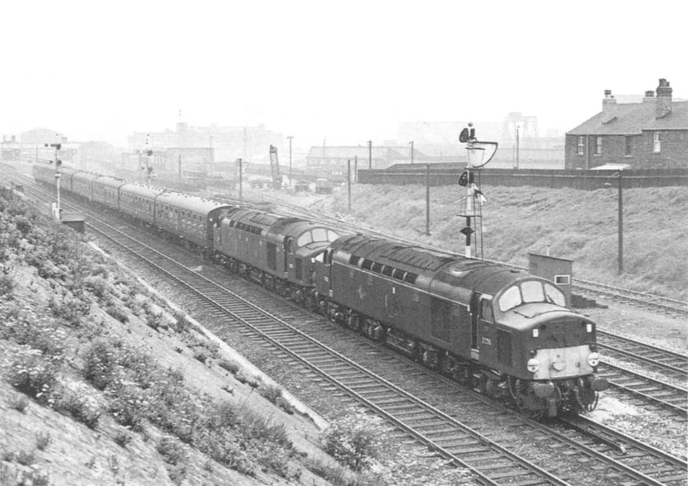 Class 40 @ Tyne Yard, 09/06/1980 [slide 8041], An unidentif…