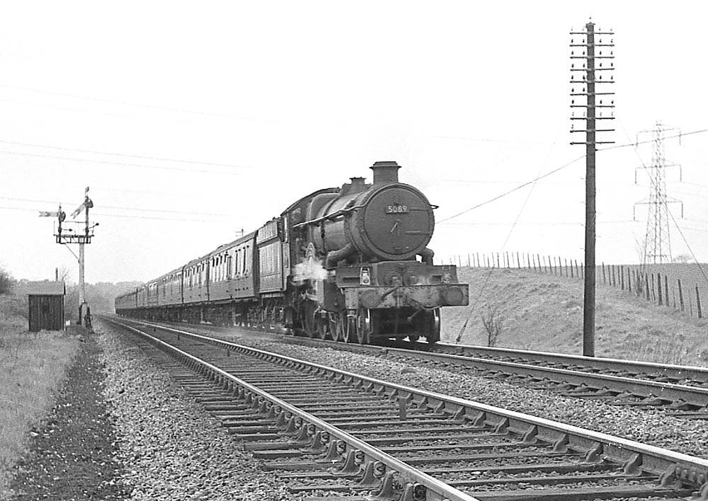 Lapworth Station: Ex-GWR 4-6-0 Castle Class No 5089 'Westminster Abbey ...