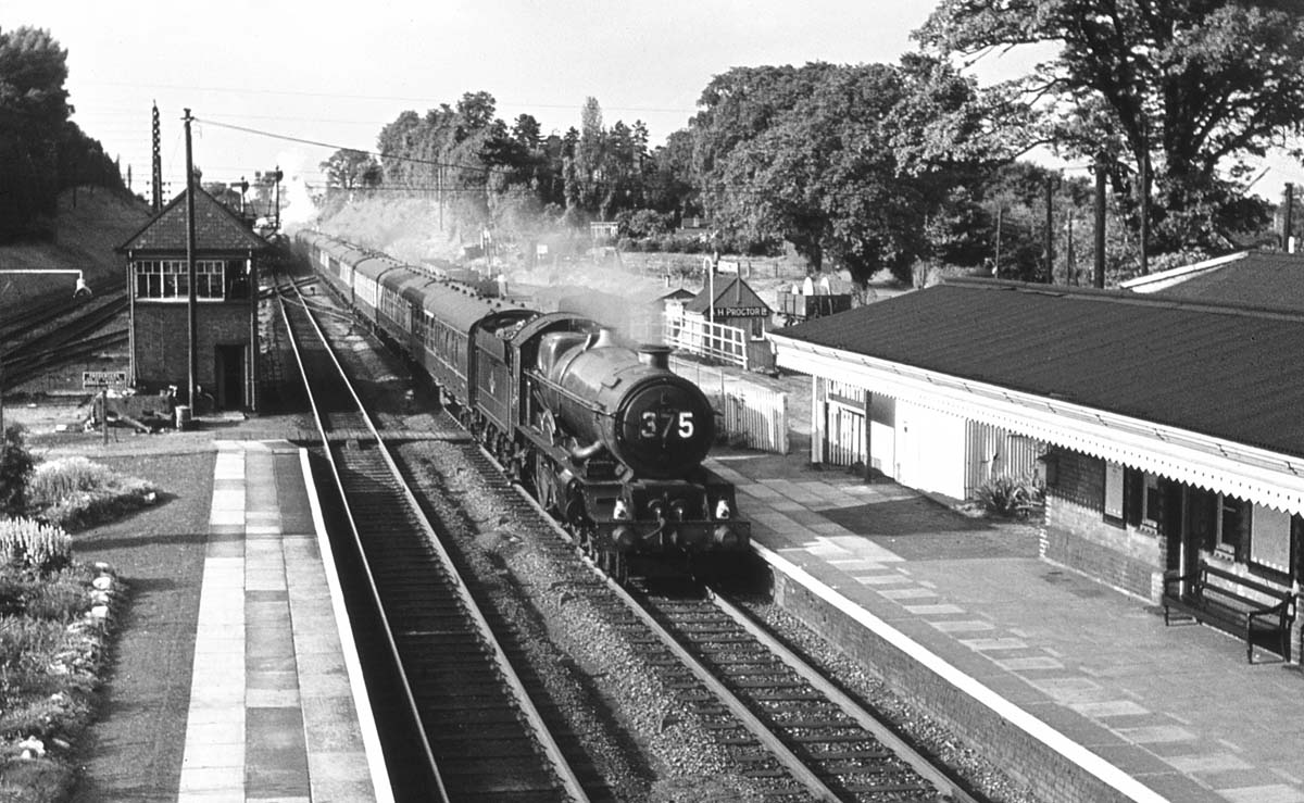 Ex-Great Western Railway 4-6-0 60XX (King) class No 6007 �King William III� on the 2:35pm Birkenhead to Paddington express