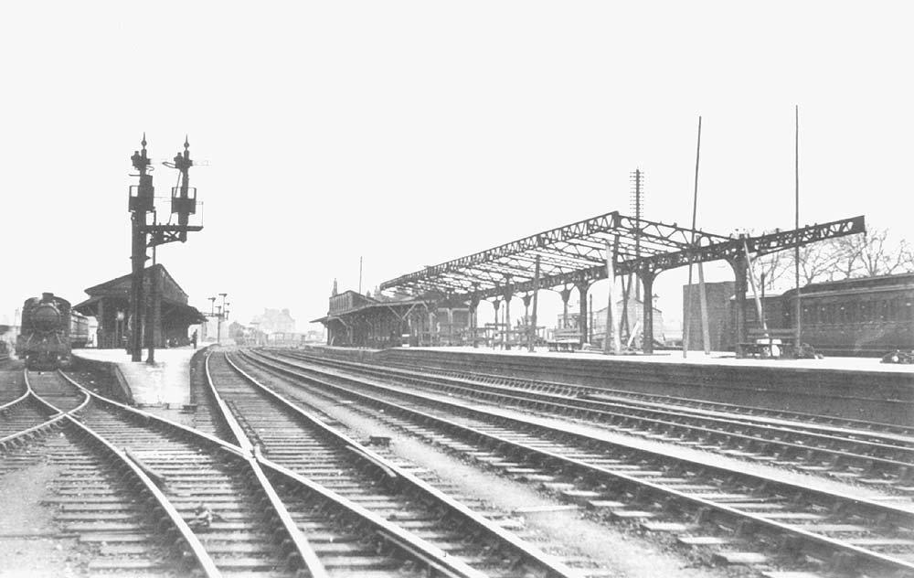 Looking towards London showing both bay platforms at the Birmingham end of the station on 22nd March 1937