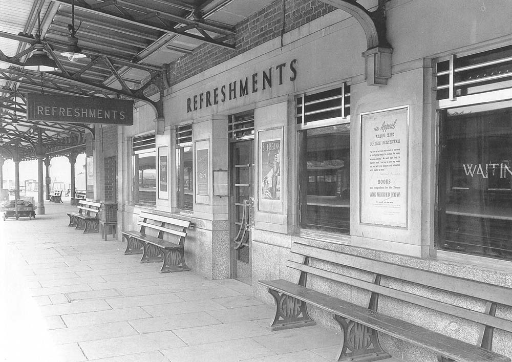 An external view looking towards Birmingham of the station's new refreshment room located in the centre of the up platform