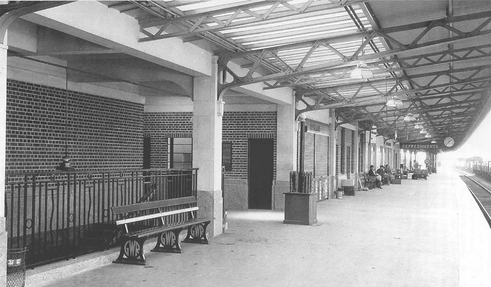 Looking north from the stairs along Leamington station's newly complete down platform towards Warwick on 21st April 1939