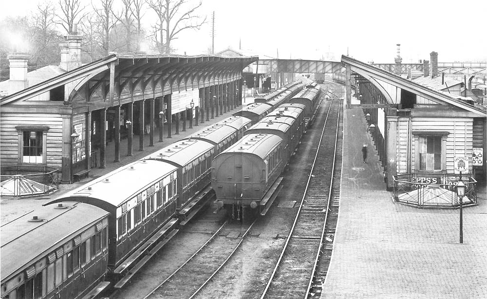 A view of Leamington station looking towards Birmingham just after the turn of the century