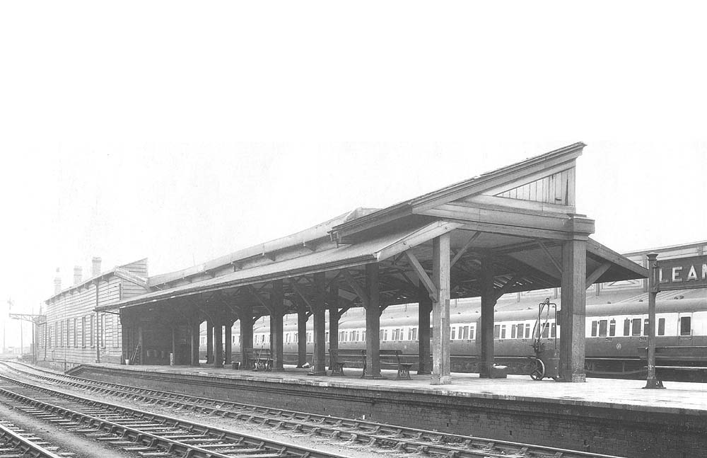 Leamington Spa Station - Looking towards London showing the rear of the ...