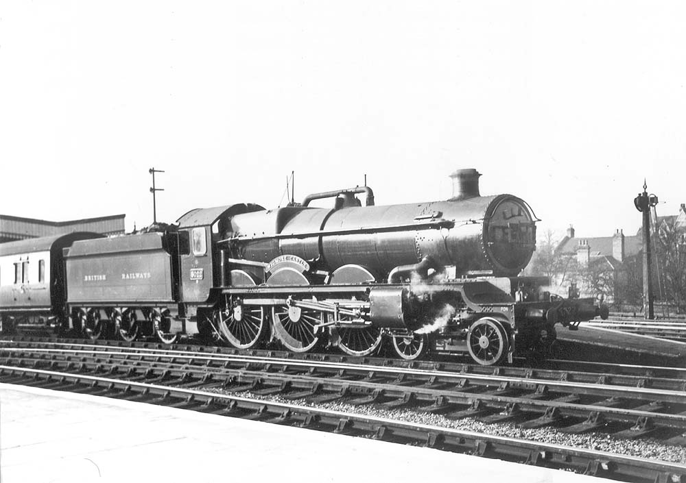Ex-GWR 4-6-0 Castle class No 5022 'Wigmore Castle' stands at the London end of the up platform at the head of a Paddington train