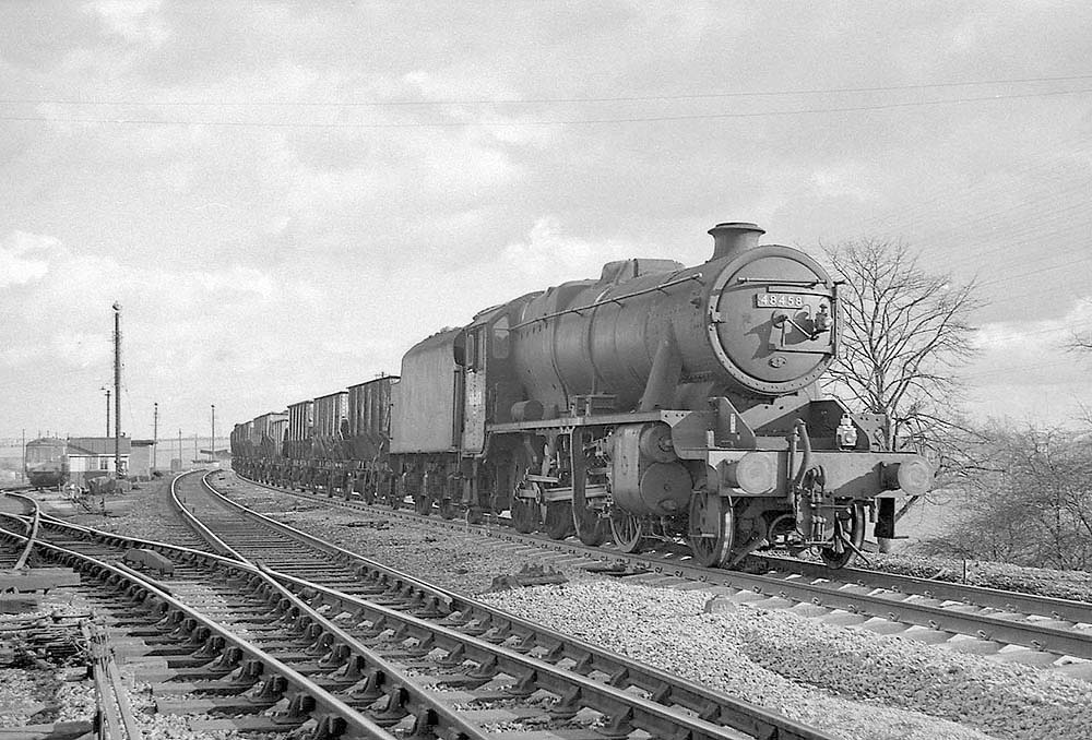 Leamington Spa Station: Ex-LMS 2-8-0 8F No 48458 passes Leamington Spa ...