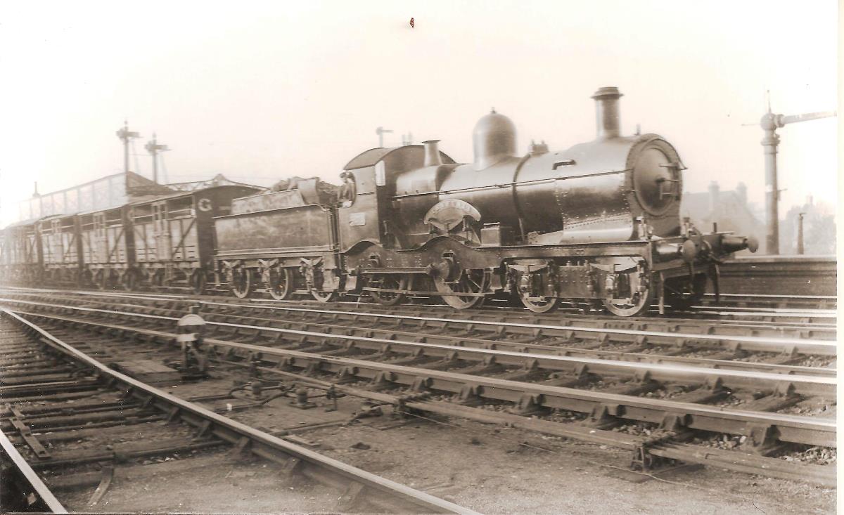 GWR 4-4-0 3252 (Duke) class No 3278 �Trefusis� with class H lamp headcode on the up middle road at Leamington Spa in 1929