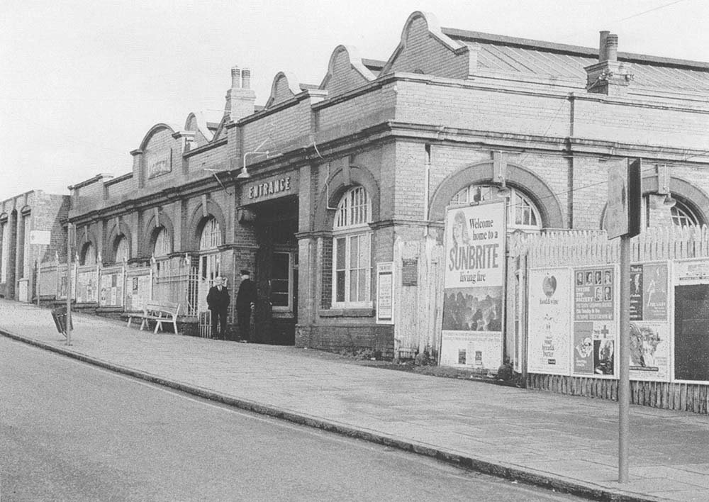 The front facade of Moor Street passenger station showing the roof made up of five-vaulted glass canopies