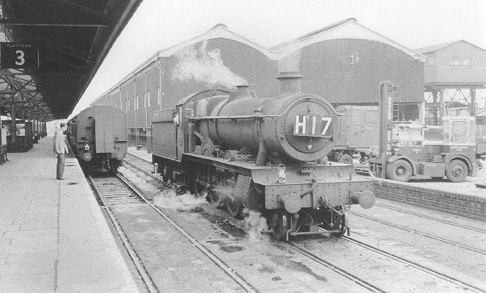 Another view of ex-GWR 4-6-0 No 5946 'Marwell Hall' as it reverses back off Platform 3's traverser