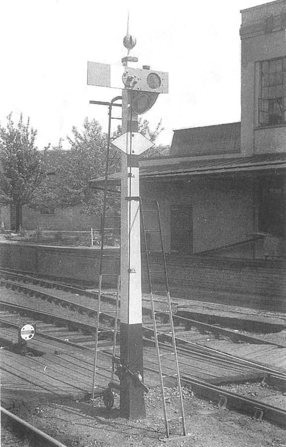 View of the down main starter, fitted with a central pivoted arm, situated between the up and down running lines