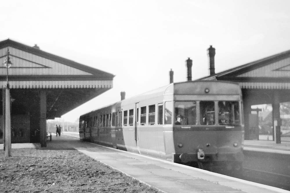 The experimental AEC Railcar stands at platform 3 having arrived on a local service from Snow Hill circa 1950