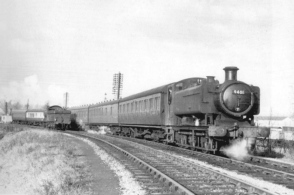 Stratford on Avon Station: Ex-GWR 0-6-0PT No 9401 is seen heading ...