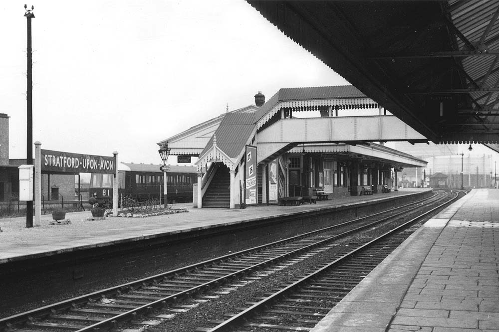 Stratford on Avon Station: Looking from the Honeybourne end of platform ...