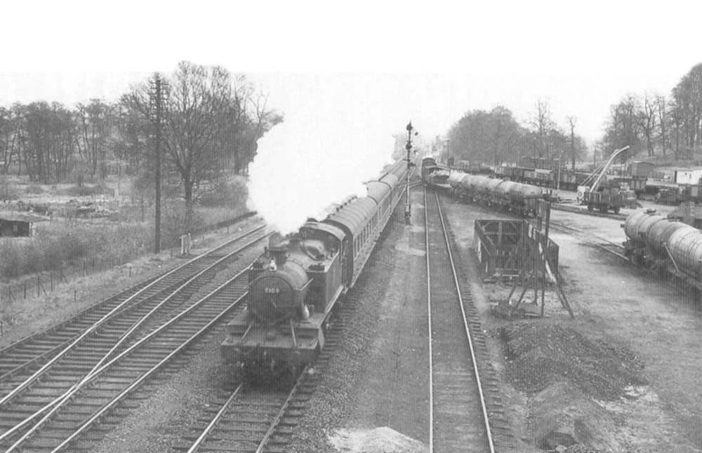 Warwick Station: Ex-GWR 81xx Class 2-6-2T No 8109 Passes Warwick Cape ...