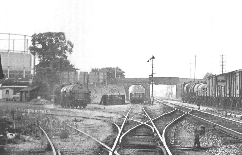 Close up showing the main sidings curving to the left and the single arch bridge carrying Cape Road over the gas works sidings