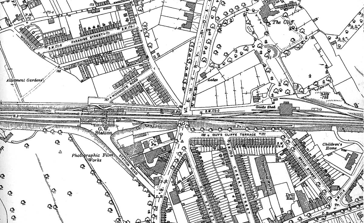 Map of the station with Birmingham to the right and Leamington to the left of the diagram