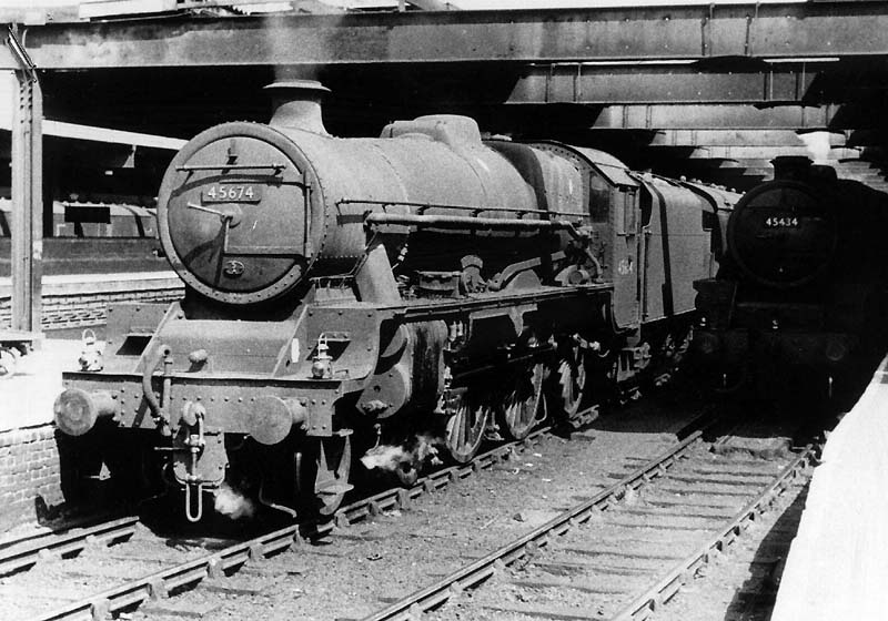Ex-LMS 5XP 4-6-0 No 45674 'Duncan' and ex-LMS 5MT 4-6-0 No 45434 are seen standing at platforms 5 and 6 respectively on 23rd June 1962