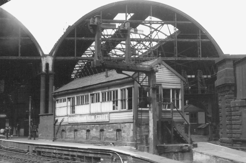 New Street station's No 2 Signal Cabin located between platform 9 on the left and platform 8 on the right circa 1960