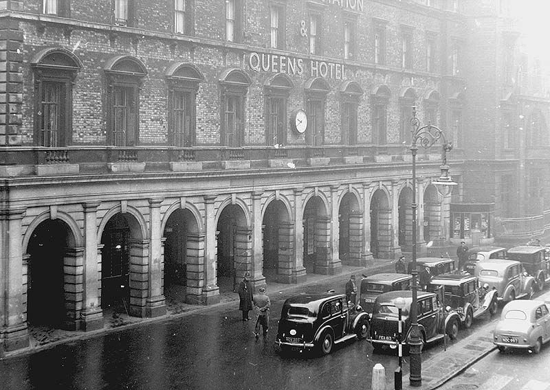 A post-Second World War view showing the Queen's hotel and New Street station's entrance accessed from Stephenson Street