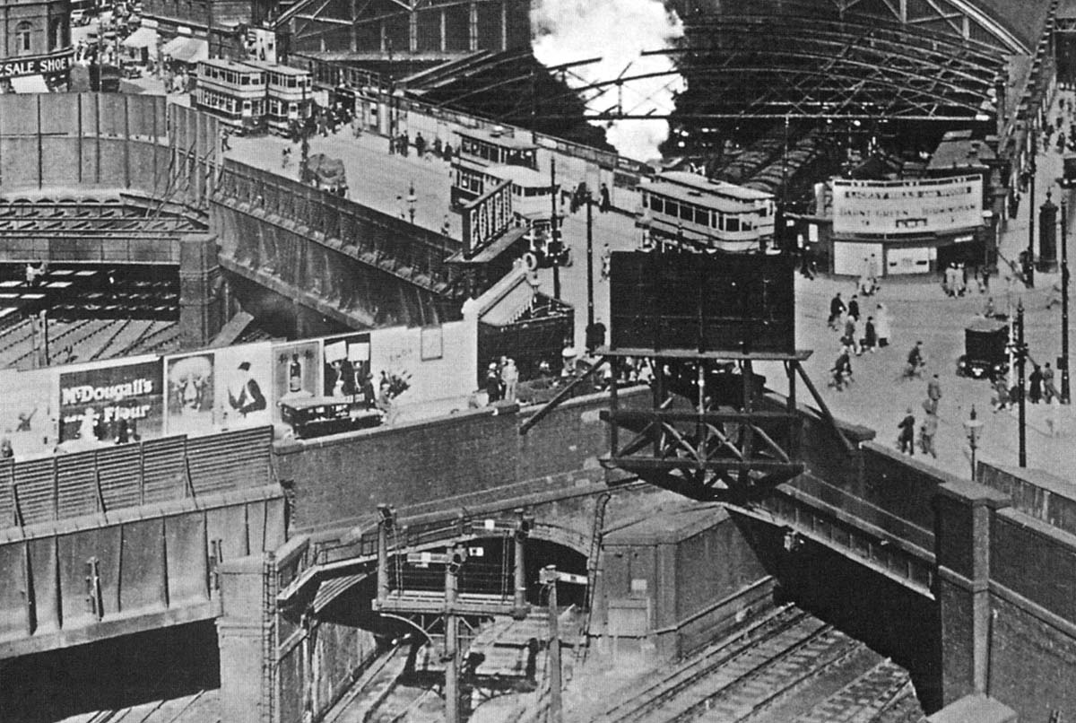 Close up showing Hill Street and Navigation Street junction with tracks leading to the LNWR side on the left and in the centre and the tracks to the Midland side on the right