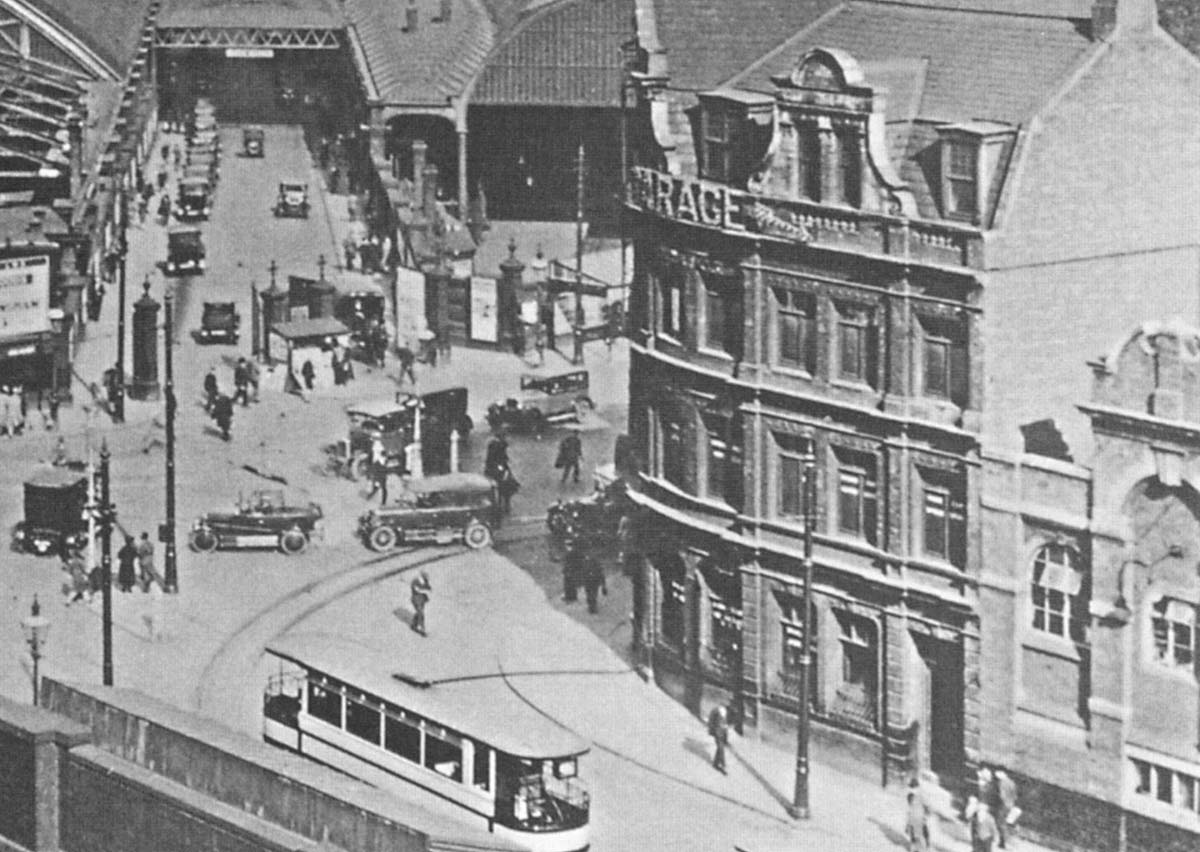 Close up view showing the gated entrance at the top of Queens Drive and its junction with Hill Street which was opposite to John Bright Street