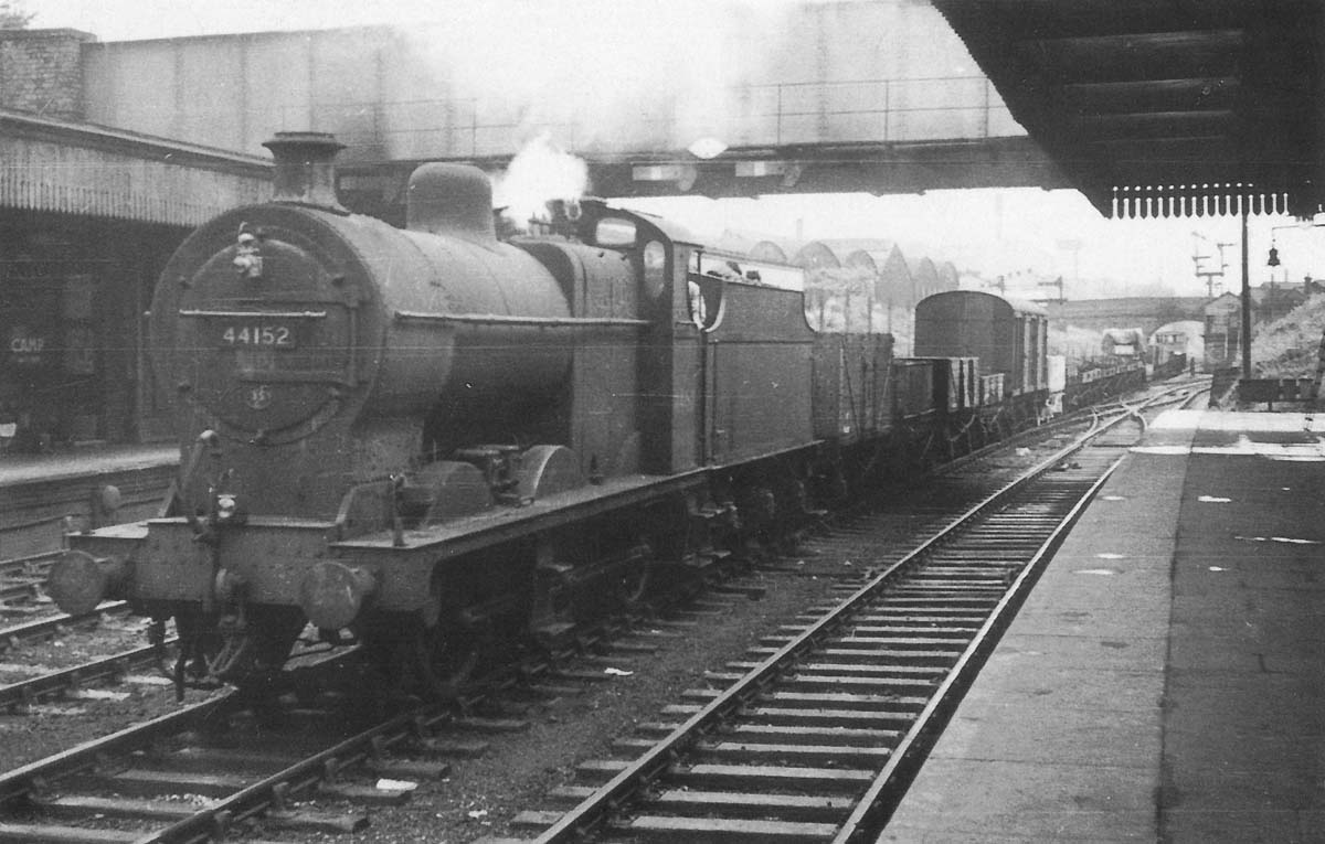 Coventry Station: Ex-LMS 0-6-0 4F No 44152 heads a down Class H freight ...