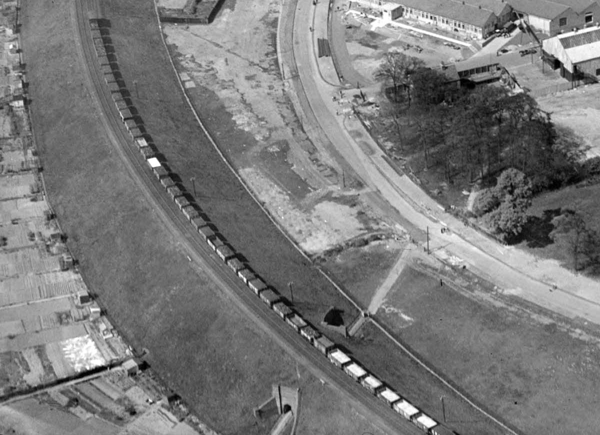 A 1920 aerial view of Folley Lane Tunnel passing beneath the Coventry Loop Line with Humber Road on the right