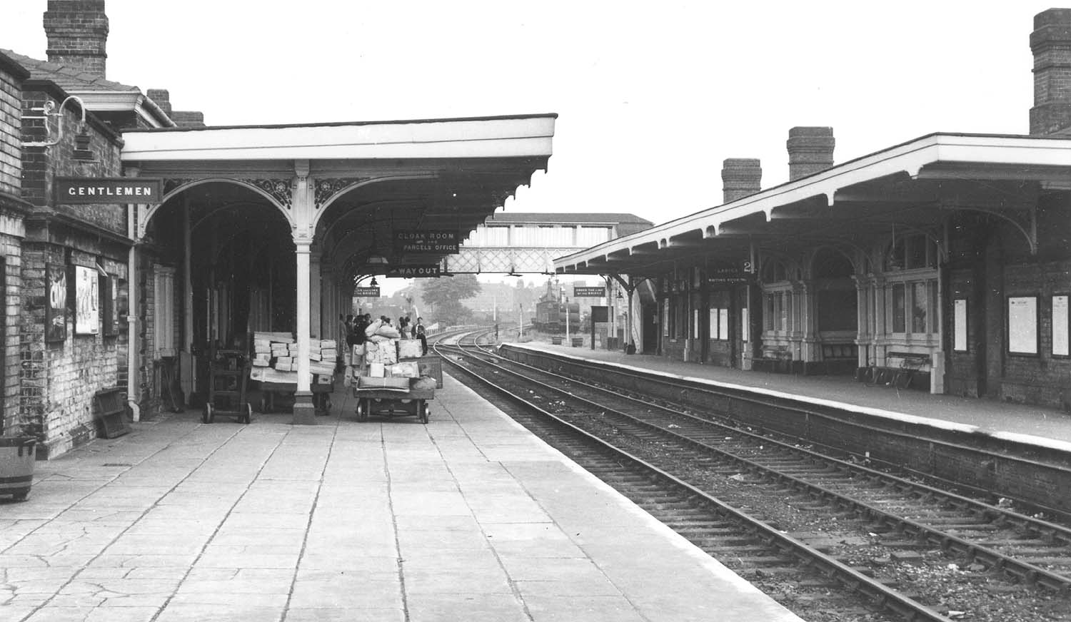 Leamington (Avenue) Station: Looking towards Rugby and Weedon showing ...