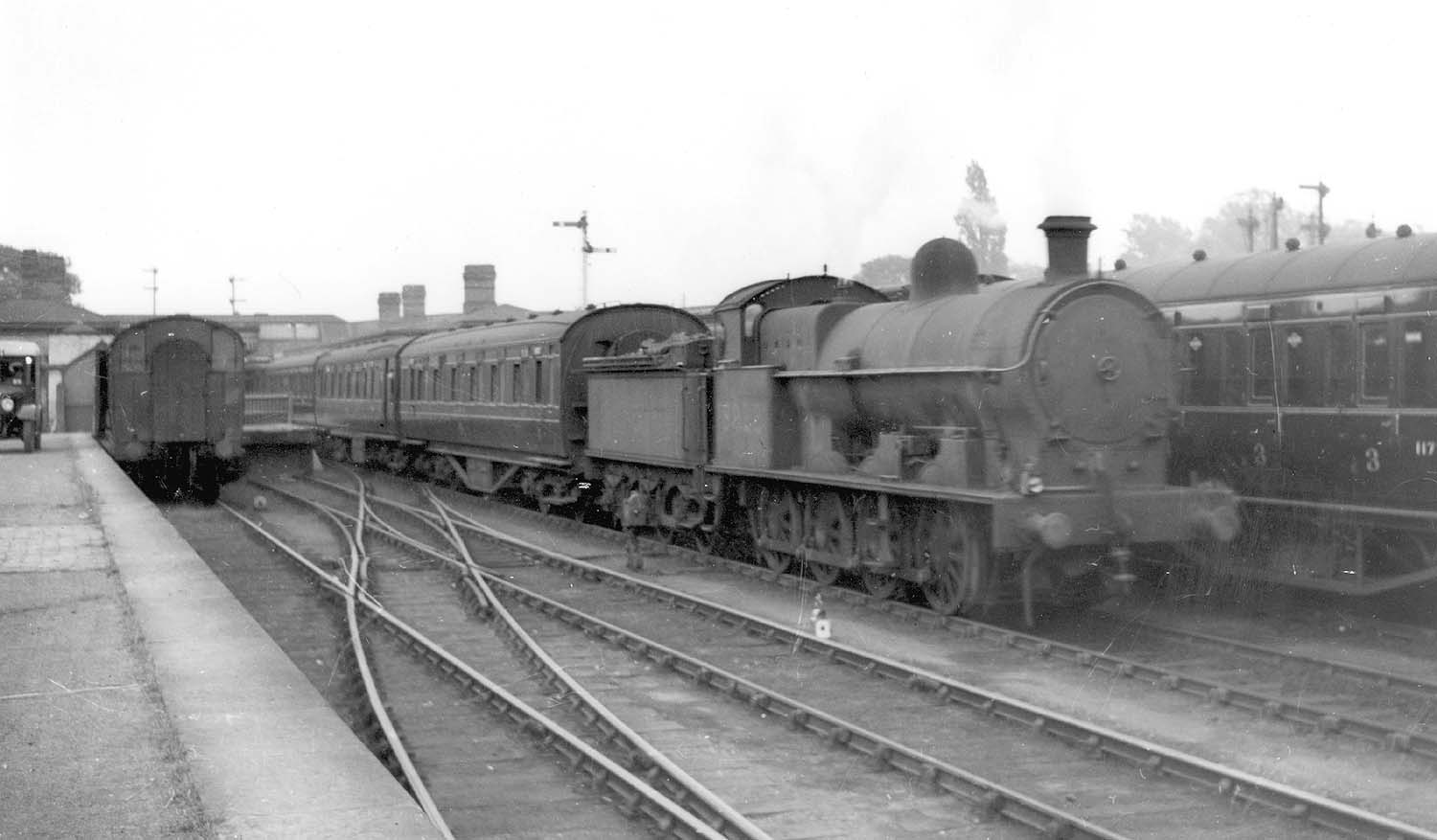 Leamington (Avenue) Station - Locomotives: Ex-LNWR 7F 0-8-0 G2a class ...