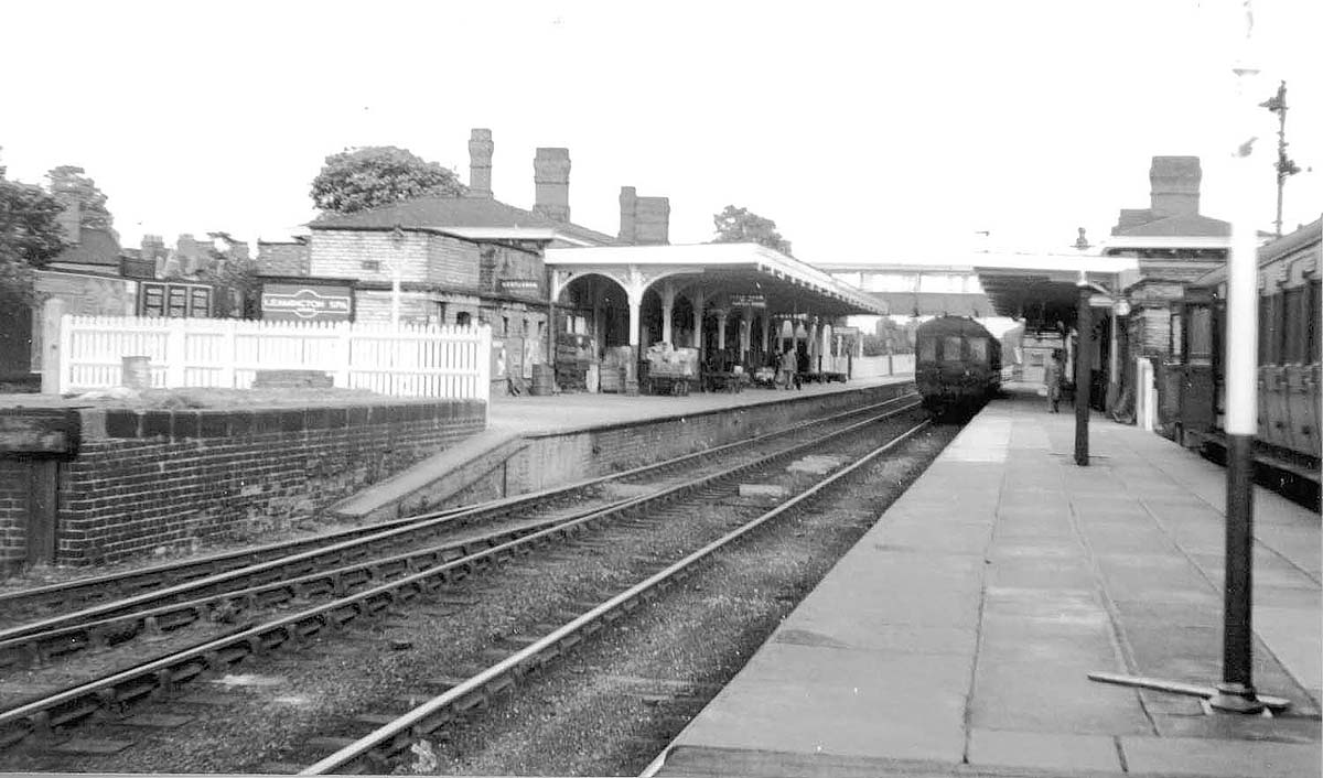 Leamington (Avenue) Station: Looking in the direction of Rugby and ...