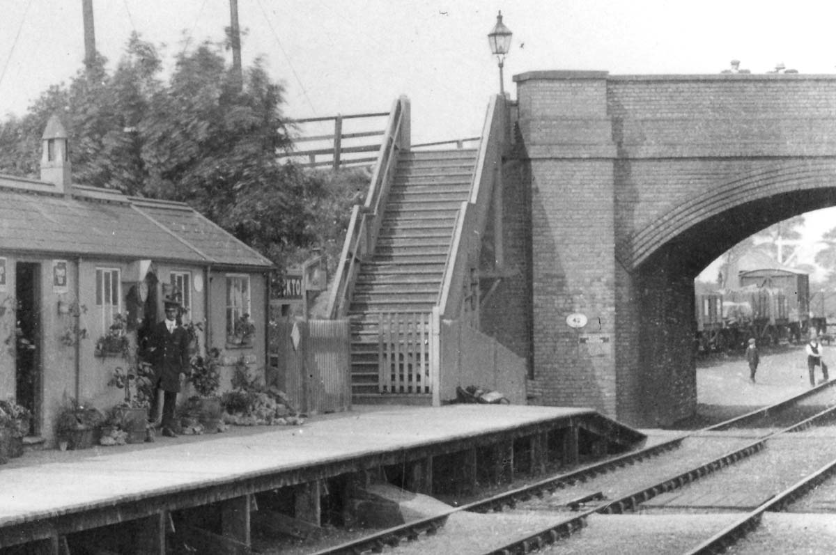 Napton & Stockton Station: Close up of the up platform with the steps ...