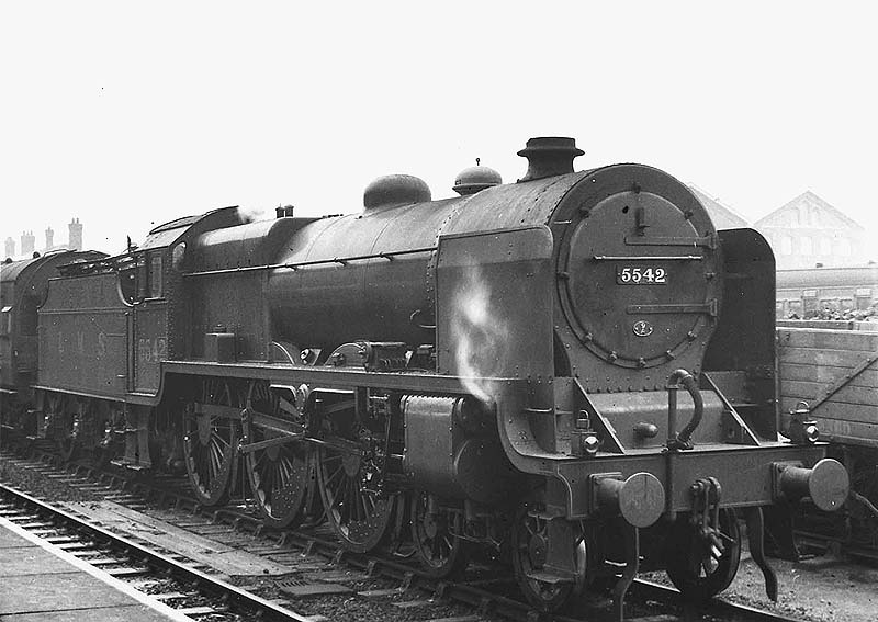 LMS 5XP Patriot Class 4-6-0 No 5542 passes through Nuneaton station on 22nd January 1939