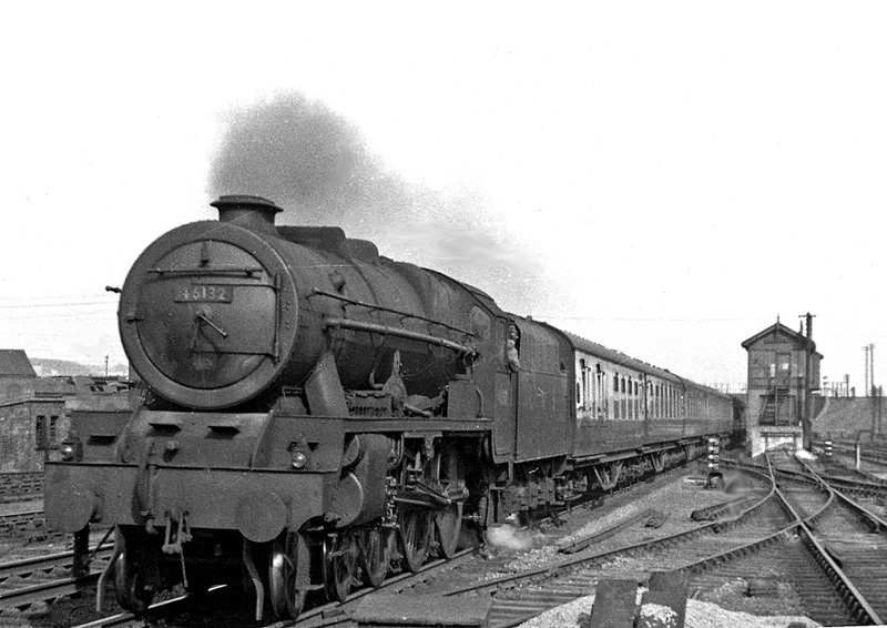 Ex-LMS 4-6-0 Rebuilt Royal Scot No 46152 'The King's Regiment Liverpool' speeds through Nuneaton on the 07:50 Crewe to Euston