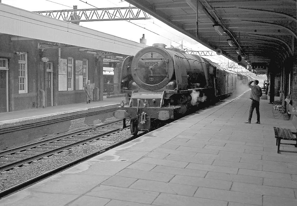 Nuneaton Station: Ex-LMS 8P Coronation Class 4-6-2 No 46248 'City of ...