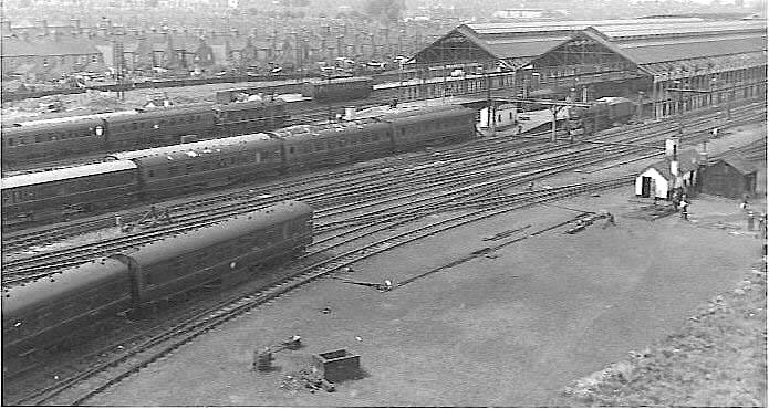 An elevated view of the London end of the station showing the bidirectional engine line in the foreground