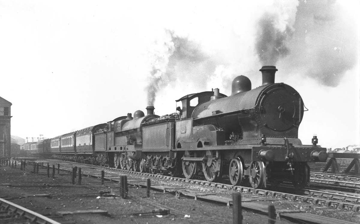 Rugby Station - LNWR 4-4-0 George V Class No 984 'Carnarvon' pilots ...