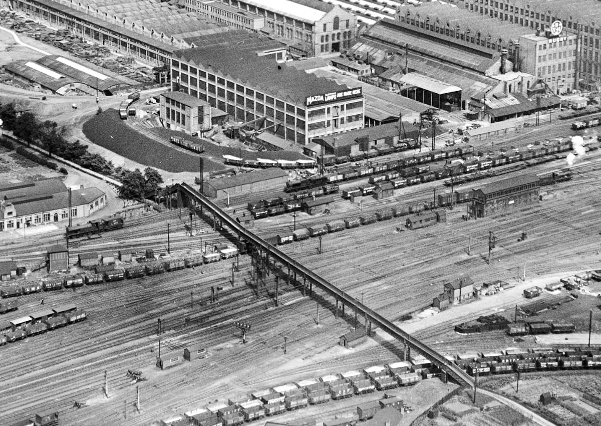 A 1929 aerial view of the wooden bridge with Rugby No 6 Signal Cabin seen on the right and the MR Signal Box on the left