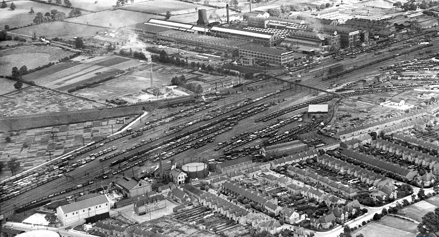A 1929 aerial view showing the line to Leicester entering top left whilst the lines from Stafford, Coventry and Leamington enter bottom left