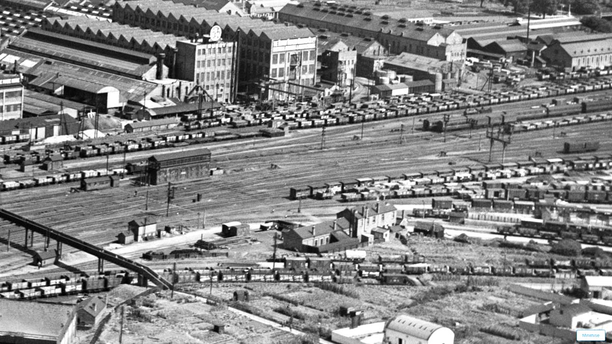Close up showing the number of sidings entering the different sections of Rugby station's goods yard in 1930