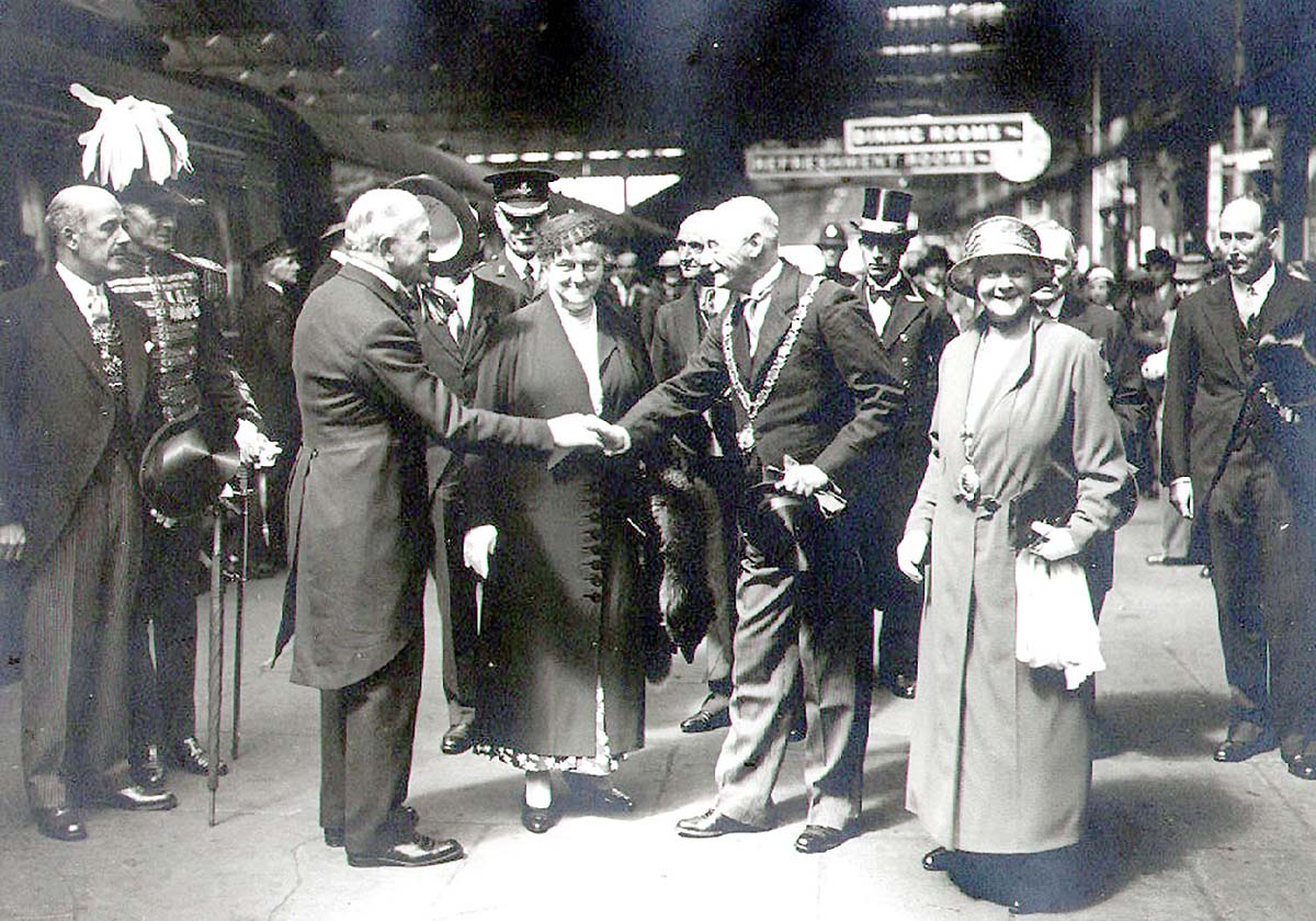 The Lord Mayor of London arriving at Rugby  for the laying of the foundation stone of the St Cross Hospital's nursing home