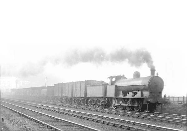 Tamworth Station: Ex-LNWR 7F 0-8-0 G2a class No 9276 is seen on the ...